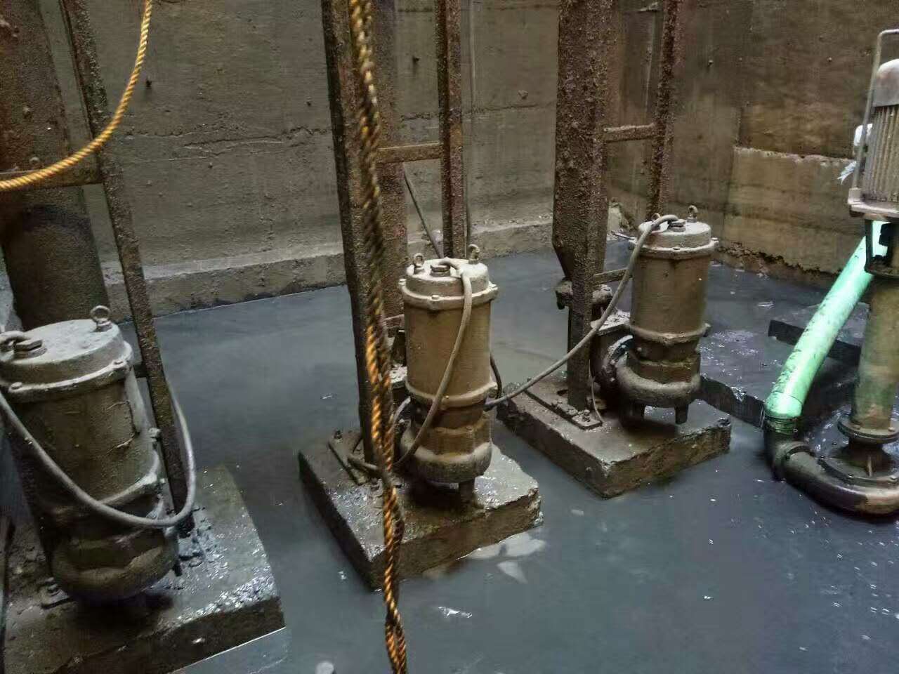 双鸭山污水池清理