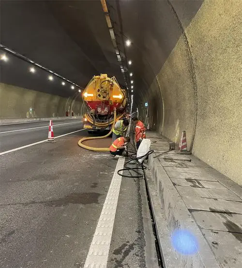 双鸭山隧道排水渠清淤